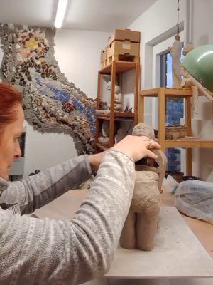 Keramikatelierdorisschmoelzer Arbeit Skulptur Yoga zusammenstellen